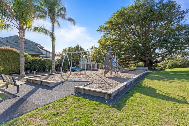 Photo of property in 25 Oakpark Place, West Harbour, Auckland, 0618