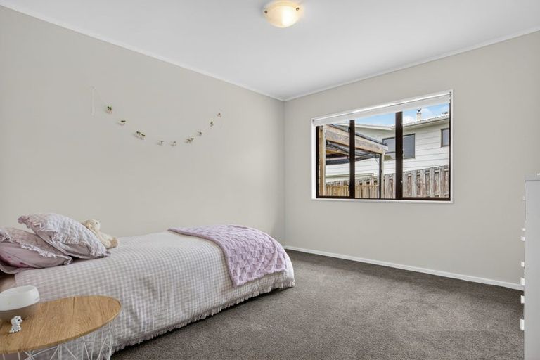 Photo of property in 17 Topliss Drive, Northcross, Auckland, 0632