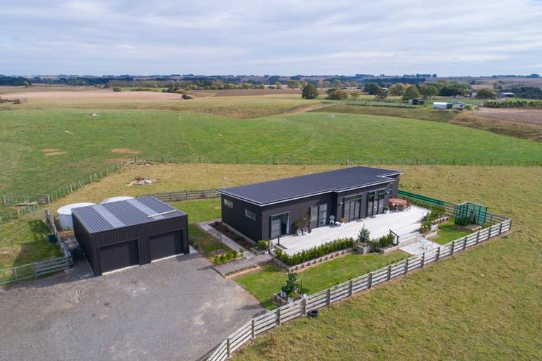 Photo of property in 567 Lethbridge Road, Halcombe, 4775