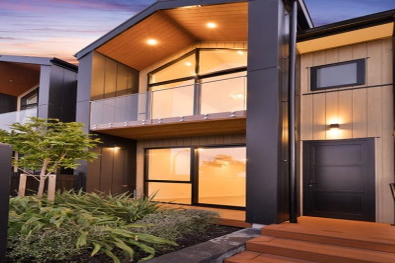 Photo of property in 27a Dawnhaven Drive, Te Atatu Peninsula, Auckland, 0610