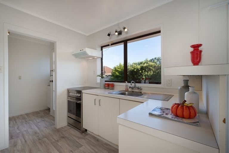 Photo of property in 2/32 Ballater Place, Highland Park, Auckland, 2010