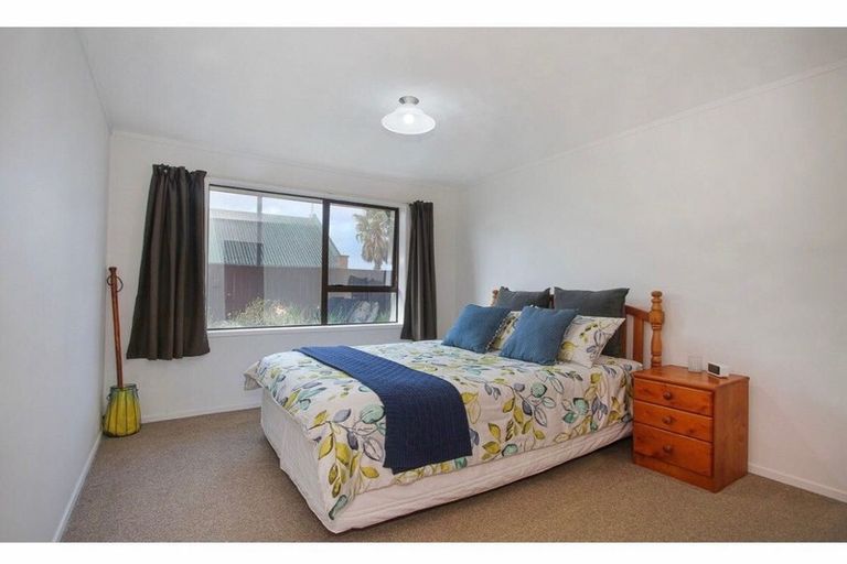 Photo of property in 1/470 Te Atatu Road, Te Atatu Peninsula, Auckland, 0610