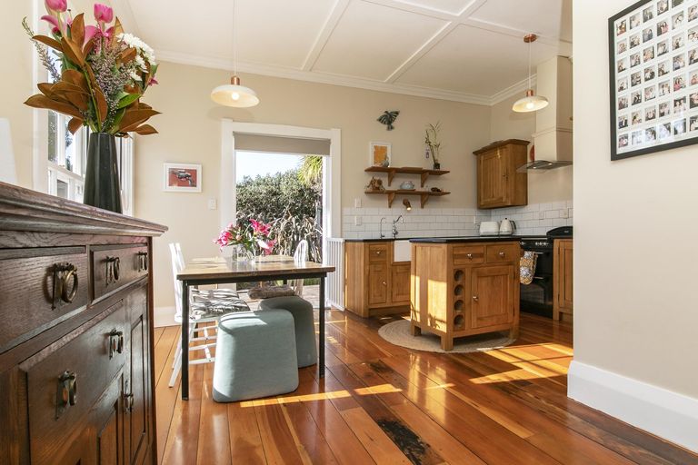 Photo of property in 17 Great North Road, Riverhead, 0820