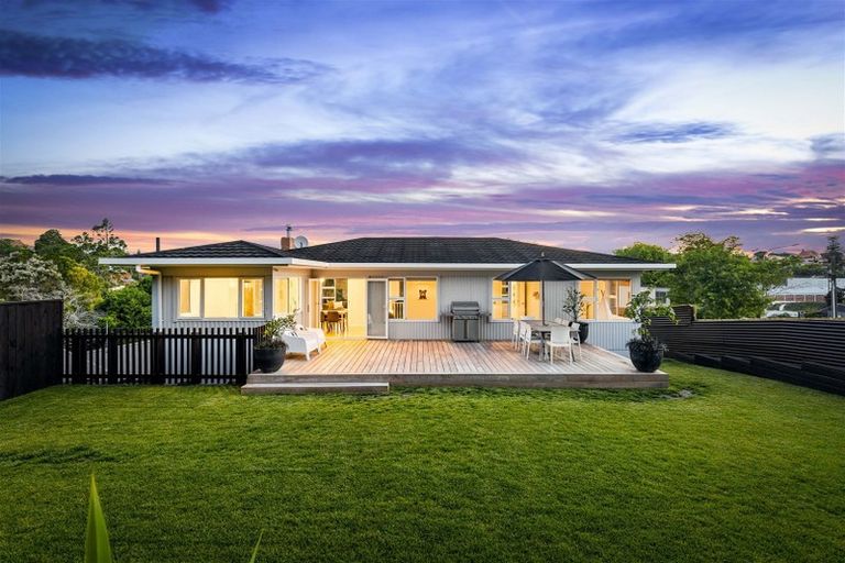 Photo of property in 4 Kororo Street, Northcote, Auckland, 0627