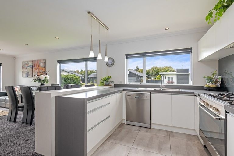 Photo of property in 4 D'urville Place, Kelvin Grove, Palmerston North, 4414