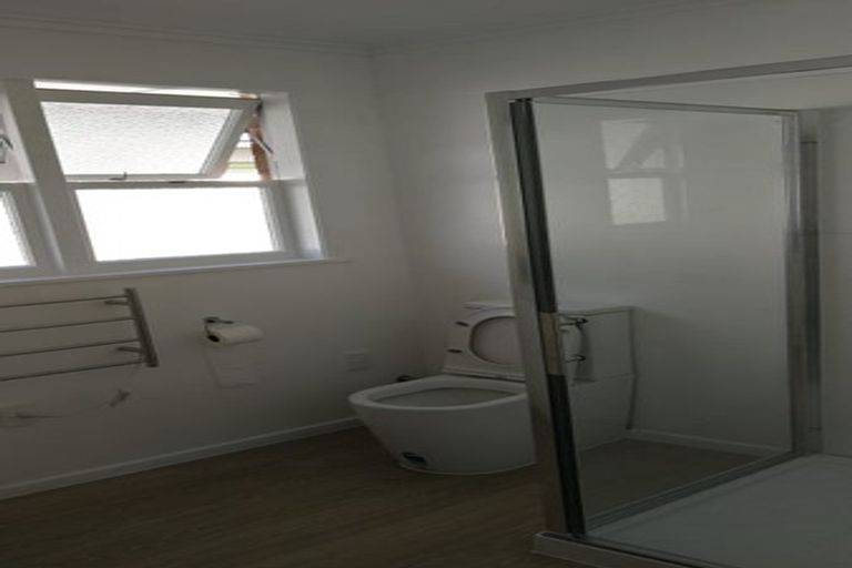 Photo of property in 10 Graham Avenue, Te Atatu Peninsula, Auckland, 0610