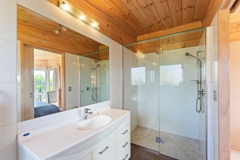 Photo of property in 32 Reay Mackay Grove, Waikawa Beach, Manakau, 5573