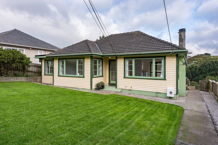 Photo of property in 20 Miles Crescent, Newlands, Wellington, 6037