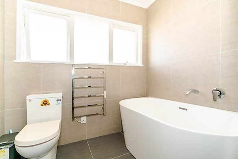Photo of property in 54 Ravenwood Drive, Forrest Hill, Auckland, 0620