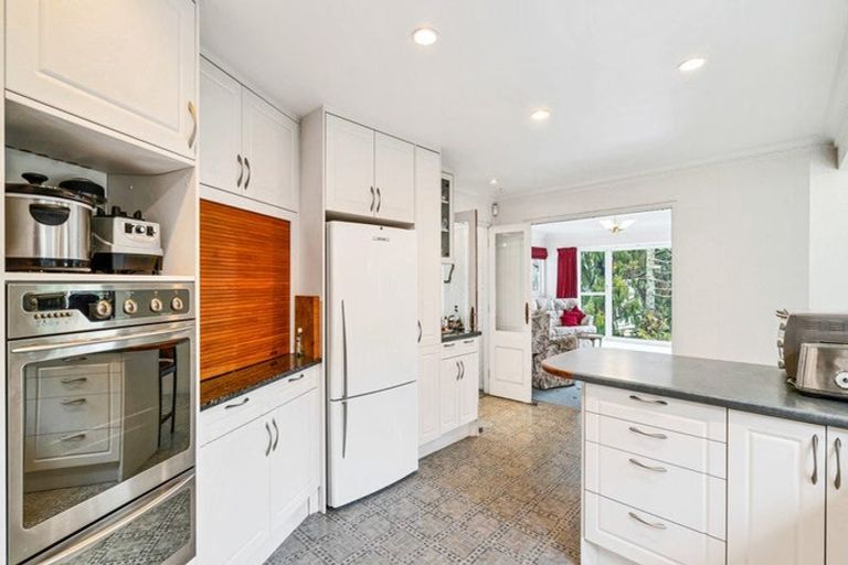 Photo of property in 32 Deane Avenue, Titirangi, Auckland, 0604