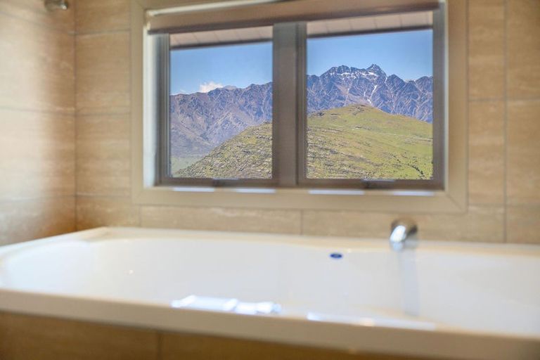 Photo of property in 6a Lancewood Lane, Queenstown, 9300