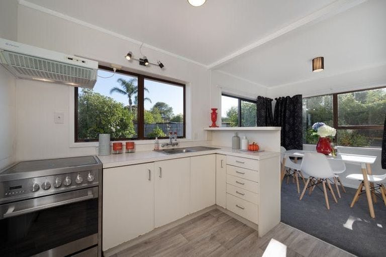 Photo of property in 2/32 Ballater Place, Highland Park, Auckland, 2010