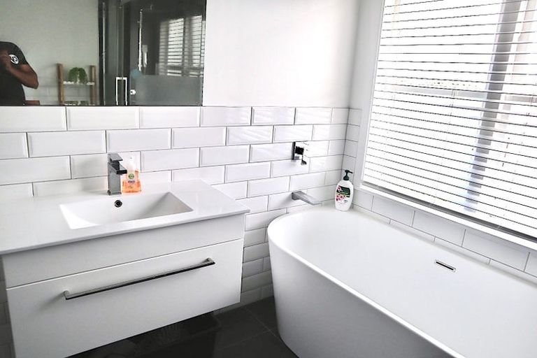 Photo of property in 109 Target Road, Totara Vale, Auckland, 0629
