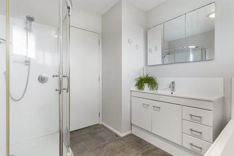 Photo of property in 1/98 Lincoln Park Avenue, Massey, Auckland, 0614