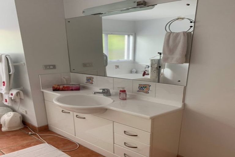 Photo of property in 9 Springwater Vale, Unsworth Heights, Auckland, 0632