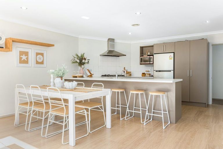 Photo of property in 5 Tongariro Drive, Aotea, Porirua, 5024