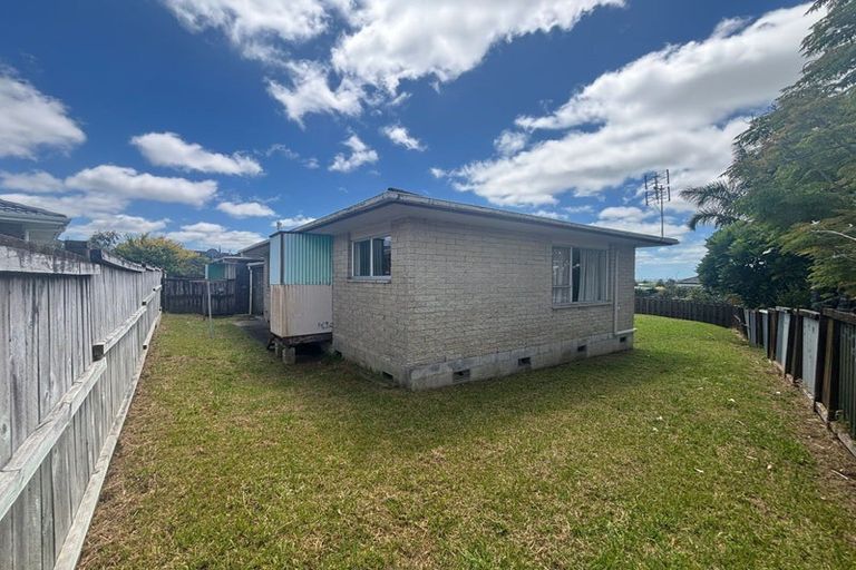 Photo of property in 2/8 Darlington Place, Glendene, Auckland, 0602
