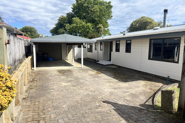 Photo of property in 41 Riversdale Drive, Merrilands, New Plymouth, 4312