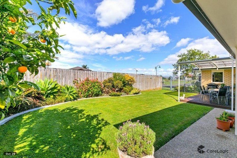 Photo of property in 27 Riverstone Road, Te Atatu Peninsula, Auckland, 0610