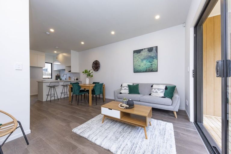 Photo of property in 21 Morihana Close, Glen Eden, 0602
