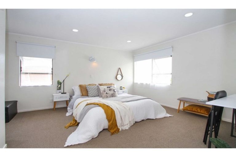 Photo of property in 1/27 Sovereign Place, Glenfield, Auckland, 0629