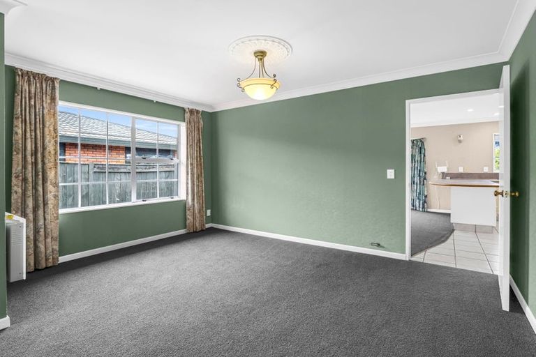 Photo of property in 16 Rosebank Avenue, Kelvin Grove, Palmerston North, 4414