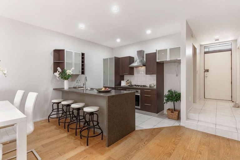 Photo of property in 2/40 Scarlet Oak Drive, Schnapper Rock, Auckland, 0632