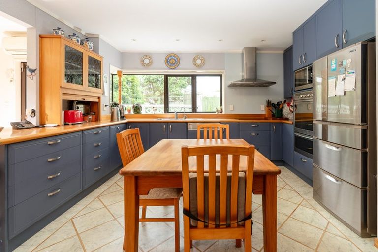 Photo of property in 2 Lavinia Grove, Waikanae Beach, Waikanae, 5036