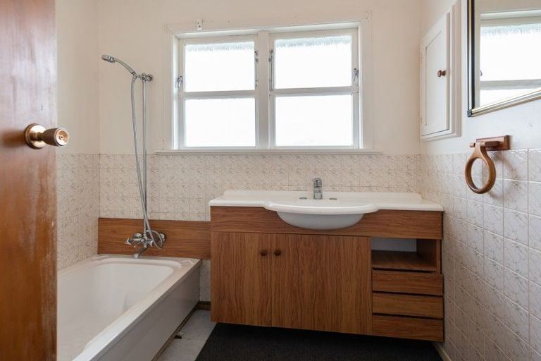 Photo of property in 26 Bellringer Crescent, Newlands, Wellington, 6037