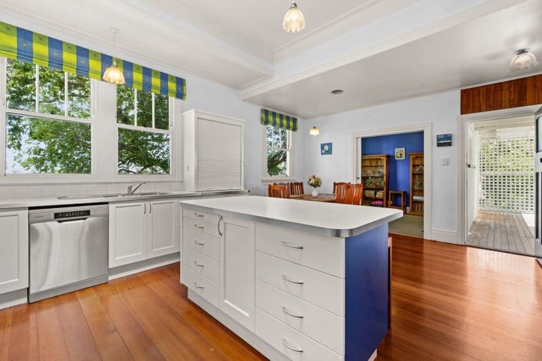 Photo of property in 11 Thompson Road, Bluff Hill, Napier, 4110