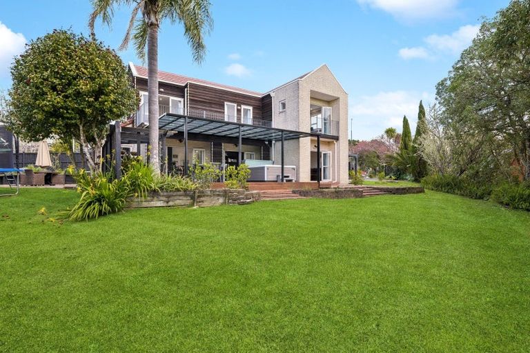 Photo of property in 16 Almond Grove, Greenhithe, Auckland, 0632