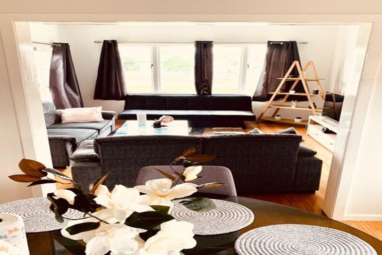 Photo of property in 32 Reid Road, New Lynn, Auckland, 0600