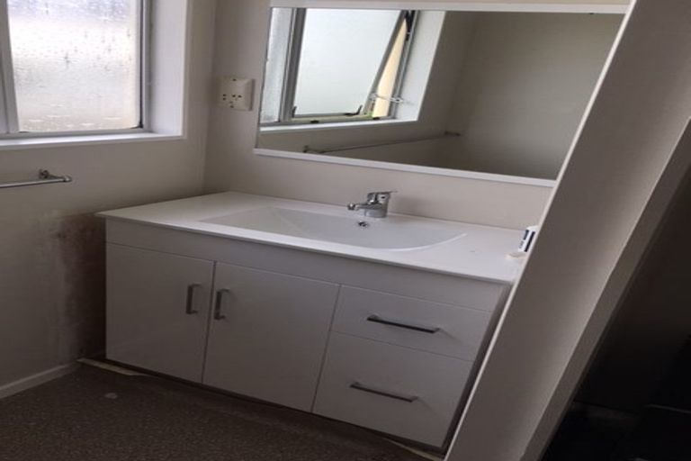 Photo of property in 24b Fitzpatrick Street, Newlands, Wellington, 6037