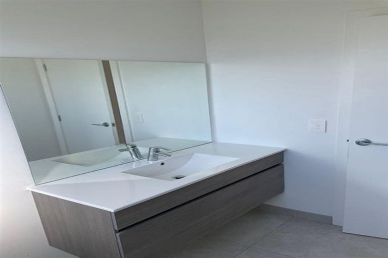 Photo of property in 3157 Great North Road, New Lynn, Auckland, 0600