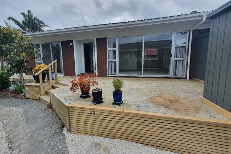 Photo of property in 24 Walton Street, Red Beach, 0932