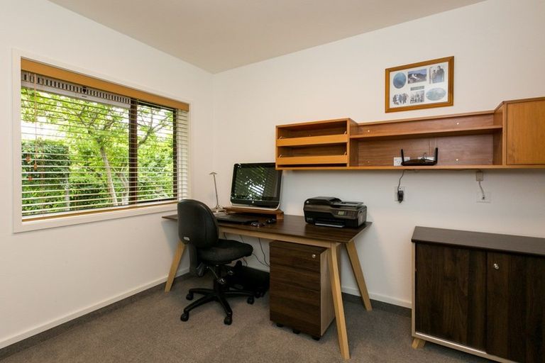 Photo of property in 2 Matthews Place, Taradale, Napier, 4112