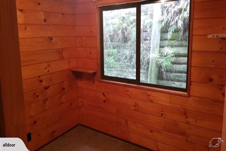 Photo of property in 21 Fernhaven Grove, Newlands, Wellington, 6037