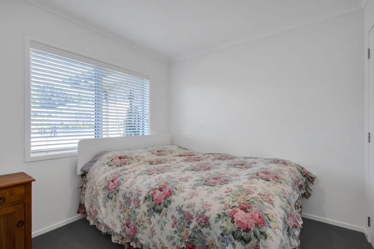 Photo of property in 12 Oakmont Crescent, Waiwhakaiho, New Plymouth, 4312