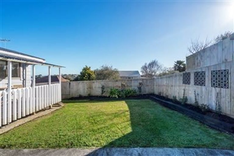 Photo of property in 1/18 Glenfield Road, Birkenhead, Auckland, 0626
