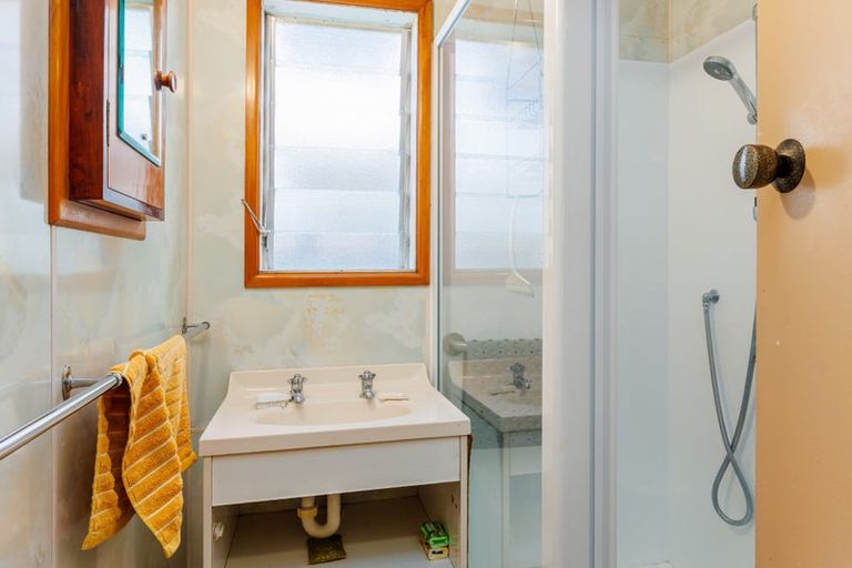 Photo of property in 1 Braemar Road, Rothesay Bay, Auckland, 0630