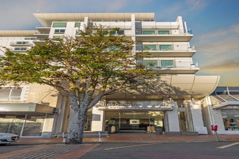 Photo of property in 72 Devonport Road, Tauranga, 3110