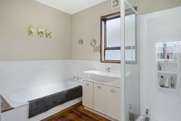 Photo of property in 9 Salford Street, Newlands, Wellington, 6037