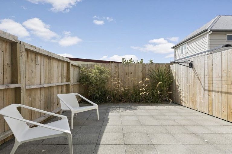 Photo of property in 2u6 Stone Street, Miramar, Wellington, 6022