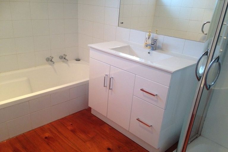 Photo of property in 323 Pakuranga Road, Pakuranga Heights, Auckland, 2010