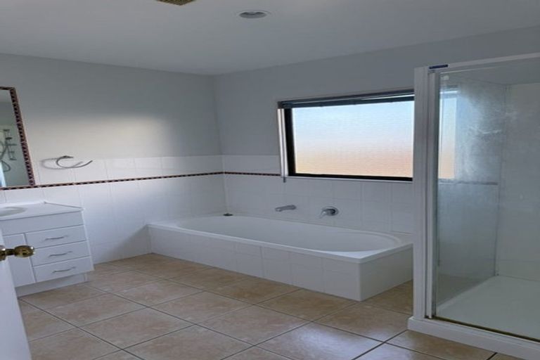 Photo of property in 11 Trotting Terrace, Fairview Heights, Auckland, 0632