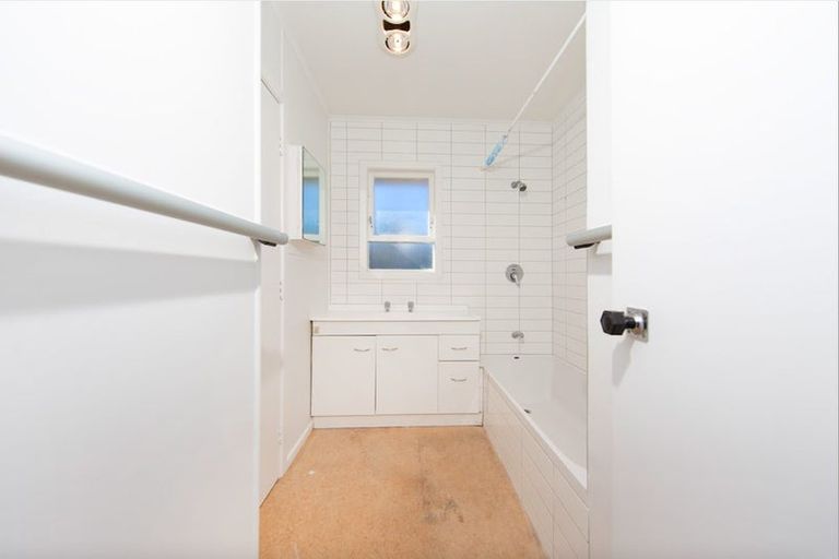 Photo of property in 3 Roby Street, Te Atatu Peninsula, Auckland, 0610