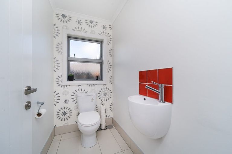 Photo of property in 26 Chestnut Close, Kelvin Grove, Palmerston North, 4414
