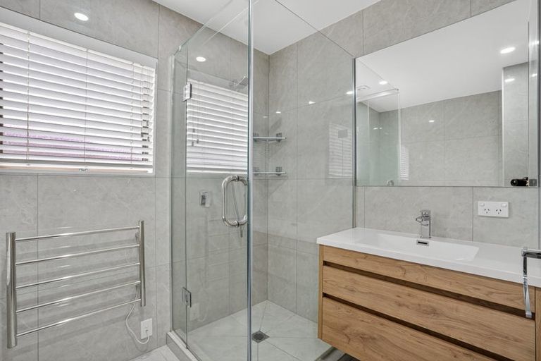 Photo of property in 17 Topliss Drive, Northcross, Auckland, 0632