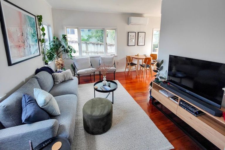 Photo of property in 1/63 Pupuke Road, Birkenhead, Auckland, 0627