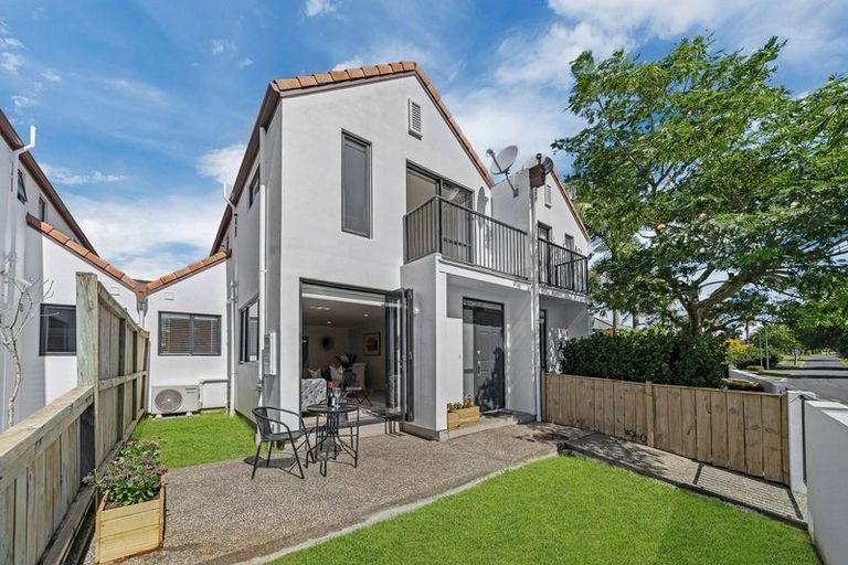 Photo of property in 2/27 Kellaway Drive, East Tamaki, Auckland, 2013